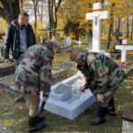 29.10.2021. Kielce. Cmentarz Partyzancki. Grób Mieczysława Drewicza, ostatnie prace. Na zdjęciu (od lewej): Patryk Krawczyński, Anna Urszula Woźniak, Jerzy Jarmołowicz  / Dionizy Krawczyński / Radio Kielce