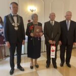 06.10.2021. Mirzec. Jubileusz długoletniego pożycia małżeńskiego. Na zdjęciu (od lewej): wójt Mirosław Seweryn, Wiesława i Tadeusz Miernikowie, poseł Krzysztof Lipiec / Anna Głąb / Radio Kielce