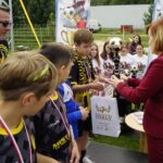 02.10.2021. Kielce. Finał turniej „Świętokrzyskie Orły - otwarte mistrzostwa piłki nożnej o Puchar Wolnej Polski”. Na zdjęciu (z prawej): Anna Krupka - wiceminister kultury, dziedzictwa narodowego i sportu / Kamil Król / Radio Kielce