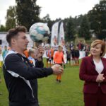 02.10.2021. Kielce. Finał turniej „Świętokrzyskie Orły - otwarte mistrzostwa piłki nożnej o Puchar Wolnej Polski”. Na zdjęciu (z prawej): Anna Krupka - wiceminister kultury, dziedzictwa narodowego i sportu / Kamil Król / Radio Kielce