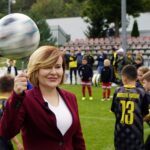 02.10.2021. Kielce. Finał turniej „Świętokrzyskie Orły - otwarte mistrzostwa piłki nożnej o Puchar Wolnej Polski”. Na zdjęciu: Anna Krupka - wiceminister kultury, dziedzictwa narodowego i sportu / Kamil Król / Radio Kielce