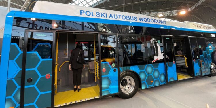 27.10.2021. XV Targi TRANSEXPO. Na zdjęciu: autobus wodorowy / Paulina Michta / Radio Kielce