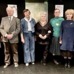 22.10.2021. Warszawa. Impreza pod hasłem „Zamiast”. Na zdjęciu członkowie oddziału kieleckiego Związku Literatów Polskich (od lewej): Zofia Walas, Bogusław Wiłkomirski, Irena Paździerz, Elżbieta Jach, Anna Błachucka, Anna Zielińska-Brudek, Benedykt Kozieł / Dorota Klusek / Radio Kielce