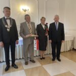 06.10.2021. Mirzec. Jubileusz długoletniego pożycia małżeńskiego. Na zdjęciu (od lewej): wójt Mirosław Seweryn, Zofia i Tedeusz Rokitowie, poseł Krzysztof Lipiec / Anna Głąb / Radio Kielce