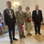 06.10.2021. Mirzec. Jubileusz długoletniego pożycia małżeńskiego. Na zdjęciu (od lewej): wójt Mirosław Seweryn, Zofia i Władysław Wiśniosowie, poseł Krzysztof Lipiec / Anna Głąb / Radio Kielce