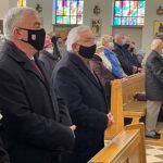 14.11.2021. Skarżysko-Kamienna. Msza Święta w intencji pracowników Zakładów Metalowych „MESKO”. Na zdjęciu (od lewej): Andrzej Bętkowski - marszałek województwa świętokrzyskiego i Krzysztof Lipiec - prezes świętokrzyskich struktur PiS / Paulina Michta / Radio Kielce