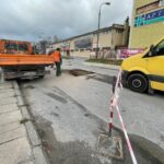 08.11.2021. Kielce. Awaria wodociągu na ul. Artwińskiego / Wiktor Taszłow / Radio Kielce