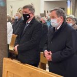 14.11.2021. Skarżysko-Kamienna. Msza Święta w intencji pracowników Zakładów Metalowych „MESKO”. Na zdjęciu (w środku): Andrzej Pruś - przewodniczący Sejmiku Województwa Świętokrzyskiego / Paulina Michta / Radio Kielce