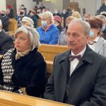 14.11.2021. Skarżysko-Kamienna. Msza Święta w intencji pracowników Zakładów Metalowych „MESKO”. Na zdjęciu: prezes Zakładów Metalowych „MESKO” Elżbieta Śreniawska z mężem / Paulina Michta / Radio Kielce