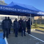 25.11.2021. Osiek. Otwarcie posterunku policji w Osieku. Na zdjęciu (od lewej w pierwszym rzędzie): inspektor Leszek Dębowski -komendant powiatowy policji w Staszowie, inspektor Agata Małasińska-Nagórny - zastępca komendanta wojewódzkiego policji w Kielcach, Rafał Łysiak - burmistrz Osieka / Grażyna Szlęzak-Wójcik / Radio Kielce