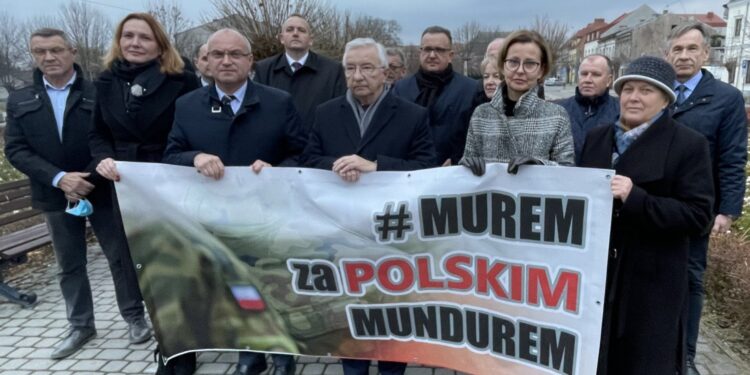 18.11.2021. Opatów. Akcja "Murem za polskim mundurem". Na zdjęciu (od lewej): Wacław Rodek - przewodniczący Rady Powiatu w Opatowie, Małgorzata Jalowska - wicestarosta opatowski, Tomasz Staniek - starosta opatowski, Tomasz Kamiński - wójt Tarłowa, poseł Krzysztof Lipiec, Marek Staniek - wójt Iwanisk, Aneta Werońska - członek zarządu powiatu opatowskiego, Marian Partyka - wójt Baćkowic, Alicja Frejlich - radna powiatu opatowskiego, Kazimierz Żółtek - radny powiatu opatowskiego / Emilia Sitarska / Radio Kielce