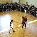 10.11.2021. Kielce. III Liceum Ogólnokształcące im. Cypriana Kamila Norwida. Uroczystości związane ze Świętem 11 listopada - wspólne śpiewanie Mazurka Dąbrowskiego / Sebastian Kalwat / Radio Kielce