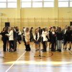 10.11.2021. Kielce. III Liceum Ogólnokształcące im. Cypriana Kamila Norwida. Uroczystości związane ze Świętem 11 listopada - wspólne śpiewanie Mazurka Dąbrowskiego / Sebastian Kalwat / Radio Kielce