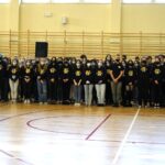 10.11.2021. Kielce. III Liceum Ogólnokształcące im. Cypriana Kamila Norwida. Uroczystości związane ze Świętem 11 listopada - wspólne śpiewanie Mazurka Dąbrowskiego / Sebastian Kalwat / Radio Kielce