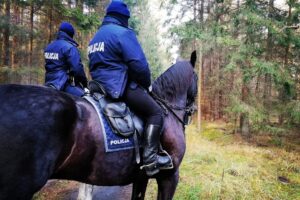 22.11.2021. Granica polsko-białoruska. Policyjne tandemy strzegące granicy / KPP Hajnówka