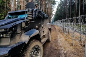 26.11.2021. Granica polsko-białoruska. Oddział specjalsów na patrolu / KPP Hajnówka