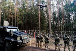 26.11.2021. Granica polsko-białoruska. Oddział specjalsów na patrolu / KPP Hajnówka