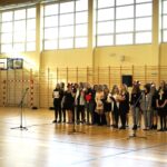 10.11.2021. Kielce. III Liceum Ogólnokształcące im. Cypriana Kamila Norwida. Uroczystości związane ze Świętem 11 listopada - wspólne śpiewanie Mazurka Dąbrowskiego / Sebastian Kalwat / Radio Kielce