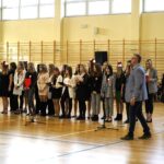 10.11.2021. Kielce. III Liceum Ogólnokształcące im. Cypriana Kamila Norwida. Uroczystości związane ze Świętem 11 listopada - wspólne śpiewanie Mazurka Dąbrowskiego. Na zdjęciu (przemawia): Andrzej Zdeb - dyrektor Liceum Norwida / Sebastian Kalwat / Radio Kielce