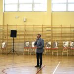 10.11.2021. Kielce. III Liceum Ogólnokształcące im. Cypriana Kamila Norwida. Uroczystości związane ze Świętem 11 listopada - wspólne śpiewanie Mazurka Dąbrowskiego. Na zdjęciu (przemawia): Andrzej Zdeb - dyrektor Liceum Norwida / Sebastian Kalwat / Radio Kielce