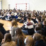 10.11.2021. Kielce. III Liceum Ogólnokształcące im. Cypriana Kamila Norwida. Uroczystości związane ze Świętem 11 listopada - wspólne śpiewanie Mazurka Dąbrowskiego / Sebastian Kalwat / Radio Kielce