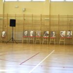 10.11.2021. Kielce. III Liceum Ogólnokształcące im. Cypriana Kamila Norwida. Uroczystości związane ze Świętem 11 listopada - wspólne śpiewanie Mazurka Dąbrowskiego / Sebastian Kalwat / Radio Kielce