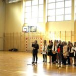 10.11.2021. Kielce. III Liceum Ogólnokształcące im. Cypriana Kamila Norwida. Uroczystości związane ze Świętem 11 listopada - wspólne śpiewanie Mazurka Dąbrowskiego / Sebastian Kalwat / Radio Kielce