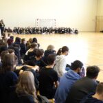 10.11.2021. Kielce. III Liceum Ogólnokształcące im. Cypriana Kamila Norwida. Uroczystości związane ze Świętem 11 listopada - wspólne śpiewanie Mazurka Dąbrowskiego / Sebastian Kalwat / Radio Kielce