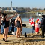 11.11.2021. Morawica. Morsowanie członków oraz sympatyków Morawickiego Stowarzyszenia Morsów / Marcin Marszałek / Radio Kielce