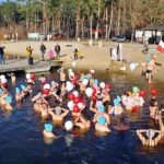 11.11.2021. Morawica. Morsowanie członków oraz sympatyków Morawickiego Stowarzyszenia Morsów / Marcin Marszałek / Radio Kielce