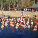 11.11.2021. Morawica. Morsowanie członków oraz sympatyków Morawickiego Stowarzyszenia Morsów / Marcin Marszałek / Radio Kielce