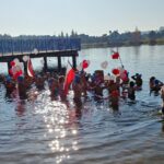 11.11.2021. Morawica. Morsowanie członków oraz sympatyków Morawickiego Stowarzyszenia Morsów / Marcin Marszałek / Radio Kielce