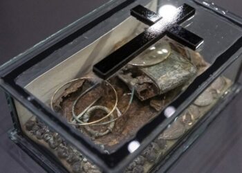04.11.2021. Gdańsk. Na zdjęciu: rzeczy Maksymiliana Kuffla dzień przed oficjalną prezentacją w Muzeum II Wojny Światowej w Gdańsku. Muzeum pokazało przedmioty osobiste należące do Maksymiliana Kuffla, zamordowanego przez Niemców jesienią 1939 r. w Tczewie, wydobytych podczas ekshumacji zwłok w październiku 1945 r. oraz zamkniętych w osobliwej szklanej szkatułce / PAP/Piotr Wittman