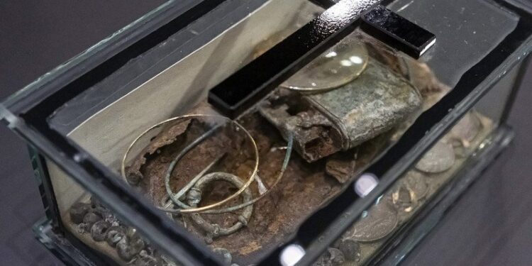 04.11.2021. Gdańsk. Na zdjęciu: rzeczy Maksymiliana Kuffla dzień przed oficjalną prezentacją w Muzeum II Wojny Światowej w Gdańsku. Muzeum pokazało przedmioty osobiste należące do Maksymiliana Kuffla, zamordowanego przez Niemców jesienią 1939 r. w Tczewie, wydobytych podczas ekshumacji zwłok w październiku 1945 r. oraz zamkniętych w osobliwej szklanej szkatułce / PAP/Piotr Wittman