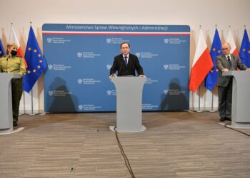 04.11.2021. Warszawa. Konferencja prasowa w siedzibie MSWiA dot. szczegółów budowy zapory na granicy polsko-białoruskiej. Na zdjęciu (z lewej): gen. bryg. SG Wioleta Gorzkowska - zastępca komendanta głównego Straży Granicznej, Mariusz Kamiński - minister spraw wewnętrznych i administracji, inż. Marek Chodkiewicz - pełnomocnik ds. budowy zapory na granicy polsko-białoruskiej / PAP/Piotr Nowak