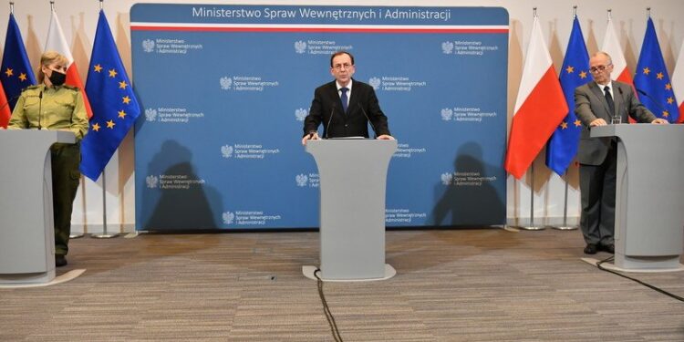 04.11.2021. Warszawa. Konferencja prasowa w siedzibie MSWiA dot. szczegółów budowy zapory na granicy polsko-białoruskiej. Na zdjęciu (z lewej): gen. bryg. SG Wioleta Gorzkowska - zastępca komendanta głównego Straży Granicznej, Mariusz Kamiński - minister spraw wewnętrznych i administracji, inż. Marek Chodkiewicz - pełnomocnik ds. budowy zapory na granicy polsko-białoruskiej / PAP/Piotr Nowak