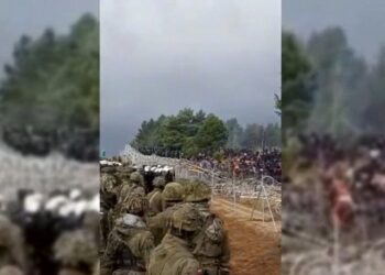 08.11.2021. Kuźnica. Na kadrze z filmu udostępnionego przez Straż Graniczną polskie służby oraz kilkusetosobowa grupa migrantów przy granicy polsko-białoruskiej w okolicy przejścia granicznego w Kuźnicy. Grupa migrantów podjęła  próbę siłowego wejścia na terytorium Polski. / PAP/Straż Graniczna