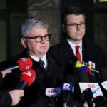 08.11.2021. Warszawa. Konferencja prasowa po spotkaniu w siedzibie BBN w Warszawie. Na zdjęciu (od lewej): Paweł Soloch - szef Biura Bezpieczeństwa Narodowego i Piotr Mueller - rzecznik prasowy rządu / PAP/Leszek Szymański