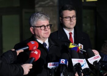 08.11.2021. Warszawa. Konferencja prasowa po spotkaniu w siedzibie BBN w Warszawie. Na zdjęciu (od lewej): Paweł Soloch - szef Biura Bezpieczeństwa Narodowego i Piotr Mueller - rzecznik prasowy rządu / PAP/Leszek Szymański