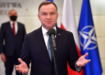09.11.2021. Warszawa. Prezydent RP Andrzej Duda podczas wypowiedzi dla mediów po zakończeniu spotkania w sprawie aktualnej sytuacji na granicy polsko-białoruskiej w siedzibie Biura Bezpieczeństwa Narodowego / PAP/Radek Pietruszka