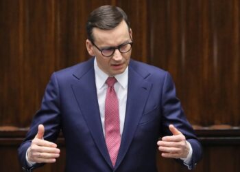 09.11.2021. Warszawa. Premier Mateusz Morawiecki przemawia na sali obrad Sejmu w Warszawie. Podczas 41. posiedzenia posłowie wysłuchują informacji rządu w sprawie sytuacji na granicy polsko-białoruskiej i podejmowanych działań / PAP/Paweł Supernak