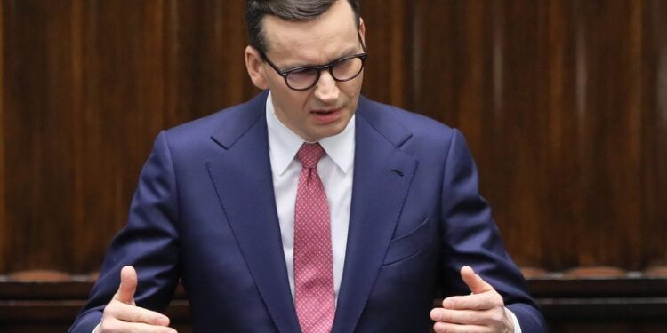 09.11.2021. Warszawa. Premier Mateusz Morawiecki przemawia na sali obrad Sejmu w Warszawie. Podczas 41. posiedzenia posłowie wysłuchują informacji rządu w sprawie sytuacji na granicy polsko-białoruskiej i podejmowanych działań / PAP/Paweł Supernak