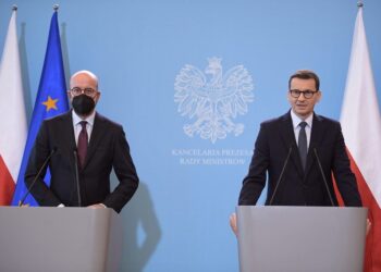 10.11.2021. Warszawa. Wizyta Przewodniczącego Rady Europejskiej Charlesa Michela. Na zdjęciu (od lewej): przewodniczący Rady Europejskiej Charles Michel i premier RP Mateusz Morawiecki podczas konferencji prasowej po spotkaniu w KPRM w Warszawie / PAP/Marcin Obara