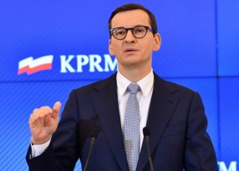 30.11.2021. Warszawa. Premier Mateusz Morawiecki podczas konferencji prasowej w siedzibie Kancelarii Prezesa Rady Ministrów w Warszawie. Konferencja dotyczyła m.in. tarczy antyinflacyjnej / PAP/Radek Pietruszka