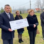 15.11.2021. Brzegi. Wręczenie promesy na dofinansowanie z programu „Sportowa Polska”. Na zdjęciu (od lewej): Tomasz Chaja - wójt Sobkowa; (obok) Anna Krupka - wiceminister sportu / Paulina Michta / Radio Kielce