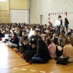 10.11.2021. Kielce. III Liceum Ogólnokształcące im. Cypriana Kamila Norwida. Uroczystości związane ze Świętem 11 listopada - wspólne śpiewanie Mazurka Dąbrowskiego / Sebastian Kalwat / Radio Kielce