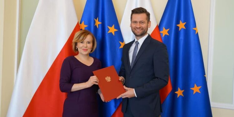 Wręczenie nominacji. Na zdjęciu (od lewej): Anna Krupka - wiceminister, Kamil Bortniczuk - -minister sportu i turystyki / Anna Krupka/Facebook