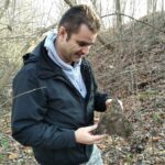 16.11.2021. Starachowice. Odnalezione elementy samolotu. Na zdjęciu Artur Polański / Muzeum Przyrody i Techniki w Starachowicach