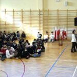 10.11.2021. Kielce. III Liceum Ogólnokształcące im. Cypriana Kamila Norwida. Uroczystości związane ze Świętem 11 listopada - wspólne śpiewanie Mazurka Dąbrowskiego / Sebastian Kalwat / Radio Kielce