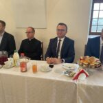 21.11.2021. Sandomierz. Wyższe Seminarium Duchowne. Nagrody dla honorowych dawców krwi. Na zdjęciu (od lewej): Marcin Marzec - burmistrz Sandomierza, ks. dr Rafała Kułaga -rektor Wyższego Seminarium Duchownego w Sandomierzu, Marcin Piwnik - starosta sandomierski, Paweł Niedźwiedź - wicestarosta sandomierski / Grażyna Szlęzak-Wójcik / Radio Kielce